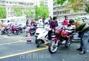 26日迎来摩托入户办理高峰 油四路交警站昨受理500辆